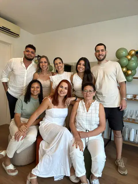 Ana Paula Barbosa com a equipe multidisciplinar do Instituto, todos de roupas claras