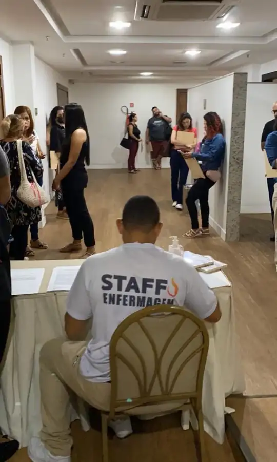 Evento corporativo do Instituto com equipe de apoio recebendo os participantes em salão