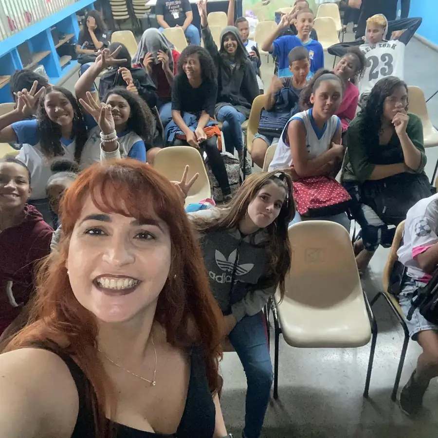 Ana Paula Barbosa em palestra com grupo de estudantes em escola